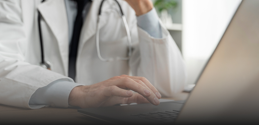 Profissional da saúde utilizando software com interface intuitiva em clínica moderna.