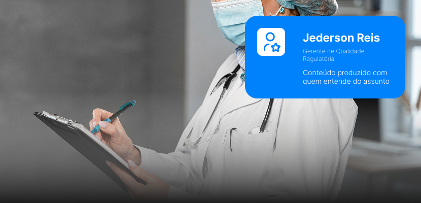 Profissional da área da saúde segurando prancheta durante avaliação de qualidade hospitalar