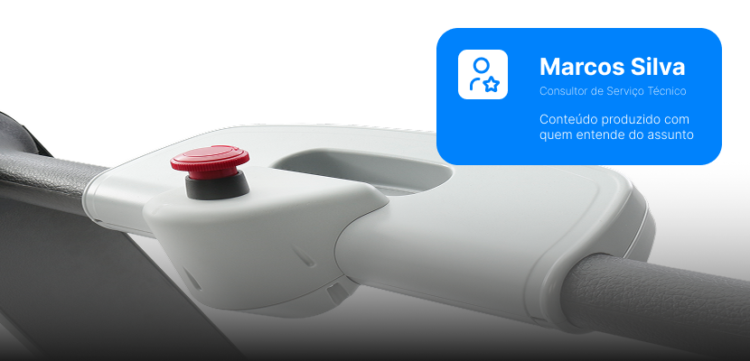 Painel da Esteira Centurion 300 com botão de emergência e selo de conteúdo produzido por especialista Micromed